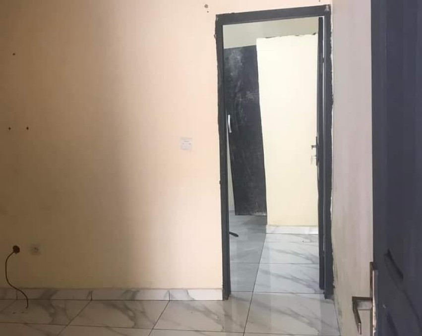 3 CHAMBRES SALON A LOUER ABIDJAN Yopougon km17 institut pasteur à 30m d'une voie secondaire bitumée.