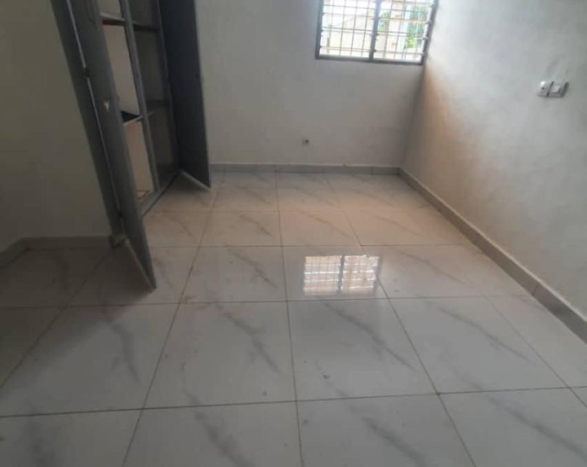 2 CHAMBRES SALON A LOUER ABIDJAN Bingerville après le supermarché bon prix